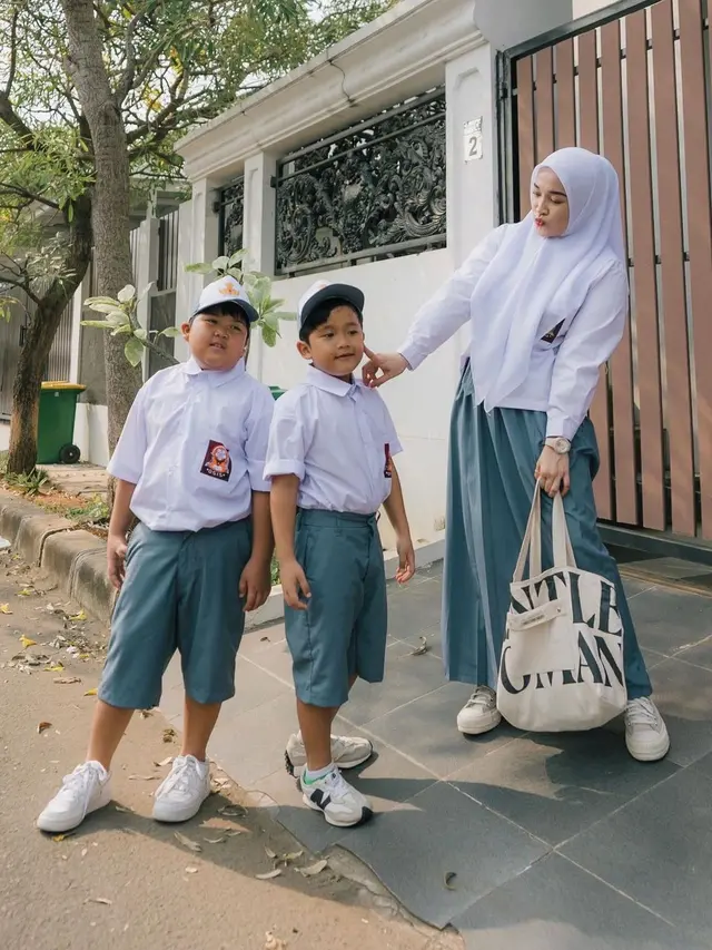 7 Potret Ririe Fairus Pakai Seragam SMA Bersama Buah Hati Ini Tuai Sorotan