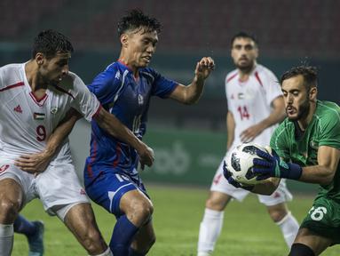 Kiper Palestina, Rami Hamada, menangkap bola tendangan pemain Taiwan pada laga Grup A Asian Games di Stadion Patriot, Jawa Barat, Jumat (10/8/2018). Kedua negara bermain imbang 0-0. (Bola.com/Vitalis Yogi Trisna)