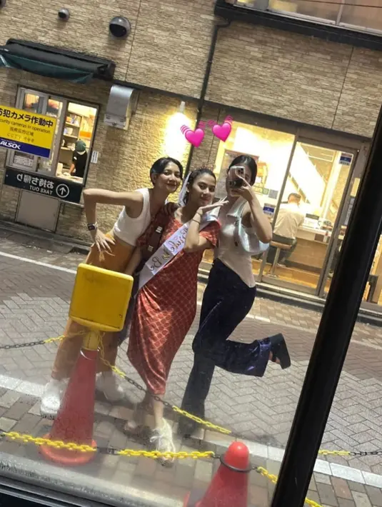 Penampilan Adinda dalam daster dengan "veil" pernikahan tersebut menarik perhatian. Beberapa orang Jepang yang ia temui di jalan tampak melihatnya beberapa kali. Meskipun demikian, Adinda tetap melanjutkan perjalanannya untuk menikmati momen yang menyenangkan tersebut. (Liputan6.com/IG/@fitaanggriani)