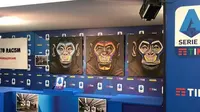 Lukisan tiga monyet karya Simone Fugazzotto dipajang di markas Lega, operator Serie A. (Dok. Serie A)