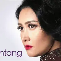 Maya Urbach, kakak kandung Nafa Urbach tidak memihak pada adiknya atau Zack Lee. Ia hanya berharap Zack bisa menemui adiknya dan anaknya.