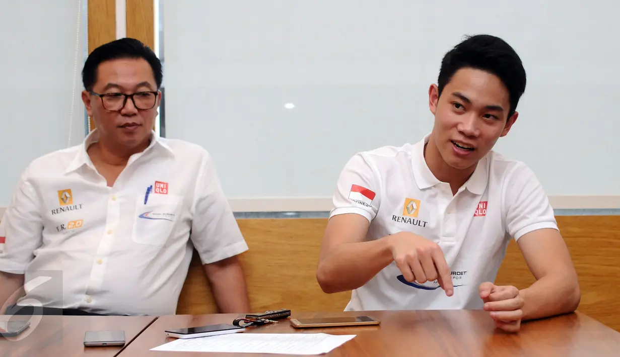 Presley Martono (kanan) memberi keterangan terkait persiapan berlaga di ajang Eurocup Formula Renault 2.0 2017, Jakarta, Kamis (9/3). Formula Renault 2.0 2017 terdiri dari 10 seri dengan total 23 balapan. (Liputan6.com/Helmi Fithriansyah)