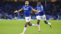 Striker Everton, Dominic Calvert-Lewin, melakukan selebrasi usai mencetak gol ke gawang Arsenal pada laga Liga Inggris di Stadion Goodison Park, Minggu (20/12/2020). Everton menang 2-1 atas Arsenal. (Peter Powell/Pool via AP)