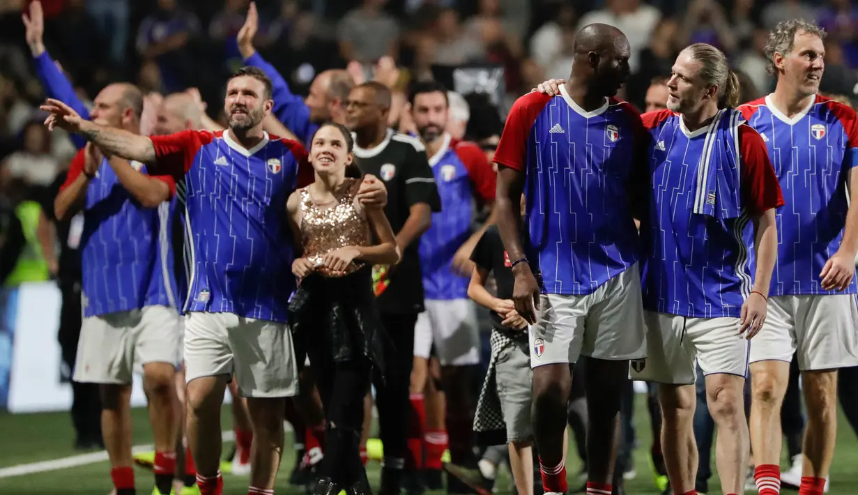 Para pemain Prancis 98 usai pertandingan melawan tim FIFA 98 di Arena U, Nanterre, Paris (12/6). Pertandingan ini memperingati 20 tahun kemenangan Prancis di Piala Dunia 1998. (AFP Photo/Thomas Samson)