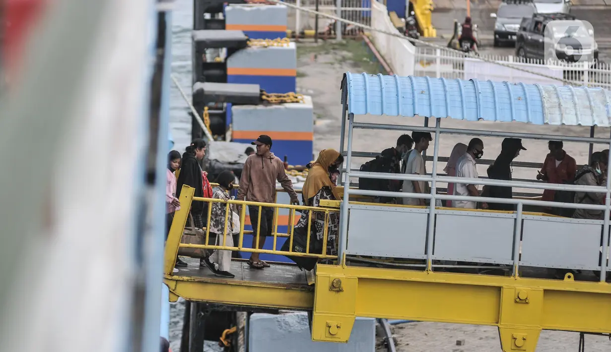 <p>Pemudik menuruni kapal saat tiba di Pelabuhan Bakauheni, Lampung Selatan, Sabtu (30/4/2022).  Selain terjangkau dalam harga tiket, mudik dengan kapal juga menyajikan panorama keindahan laut dan pulau yang membentang sepanjang perjalanan. (merdeka.com/Iqbal S. Nugroho)</p>