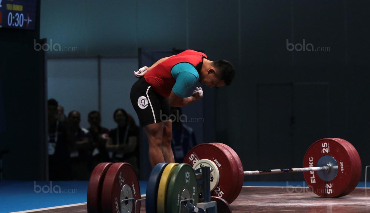 Gaya Eko Yuli memberikan salam kepada fans usai turun pada kelas 62 kg di Hall A Arena PRJ, Jakarta, Rabu (11/2/2018). Eko berhasil menyabet medali emas. (Bola.com/Nicklas Hanoatubun)