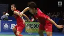 Ganda Putri Indonesia, Greysia Polii/Apriyani Rahayu menahan serangan Chang Ye Na/Lee So Hee (Korsel) di Babak Kedua Indonesia Open 2017, Jakarta, Kamis (15/6). Greysia/Apriyani kalah 18-21, 14-21. (Liputan6.com/Helmi Fithriansyah)