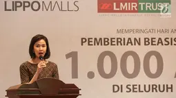 Executive Committe Yayasan Pendidikan Pelita Harapan (YPPH) Stephanie Riady memberikan sambutan pada acara pemberian beasiswa pendidikan 1000 Anak Indonesia di Jakarta, Selasa (6/8/2019). Beasiswa diberikan kepada anak-anak di Sumatera, Sulawesi, NTT dan Papua. (Liputan6.com/Fery Pradolo)