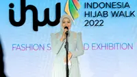 Ketua Dewan Kerajinan Nasional Daerah (Dekranasda) Provinsi Jawa Barat Atalia Praratya Ridwan Kamil saat membuka Indonesia Hijab Walk (IHW) 2022 di The Trans Luxury Hotel, Kota Bandung, Jumat (25/3/2022). (Foto: Biro Adpim Jabar)