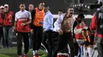 Pelatih klub Estudiantes, Nelson Vivas menyobek kemejanya sambil marah memprotes keputusan wasit Silvio Trucco mengkartu merahkan dirinya di pertandingan melawan Boca Juniors di stadion Ciudad de La Plata, Argentina (6/5). (AFP Photo/Alejandro Pagni)