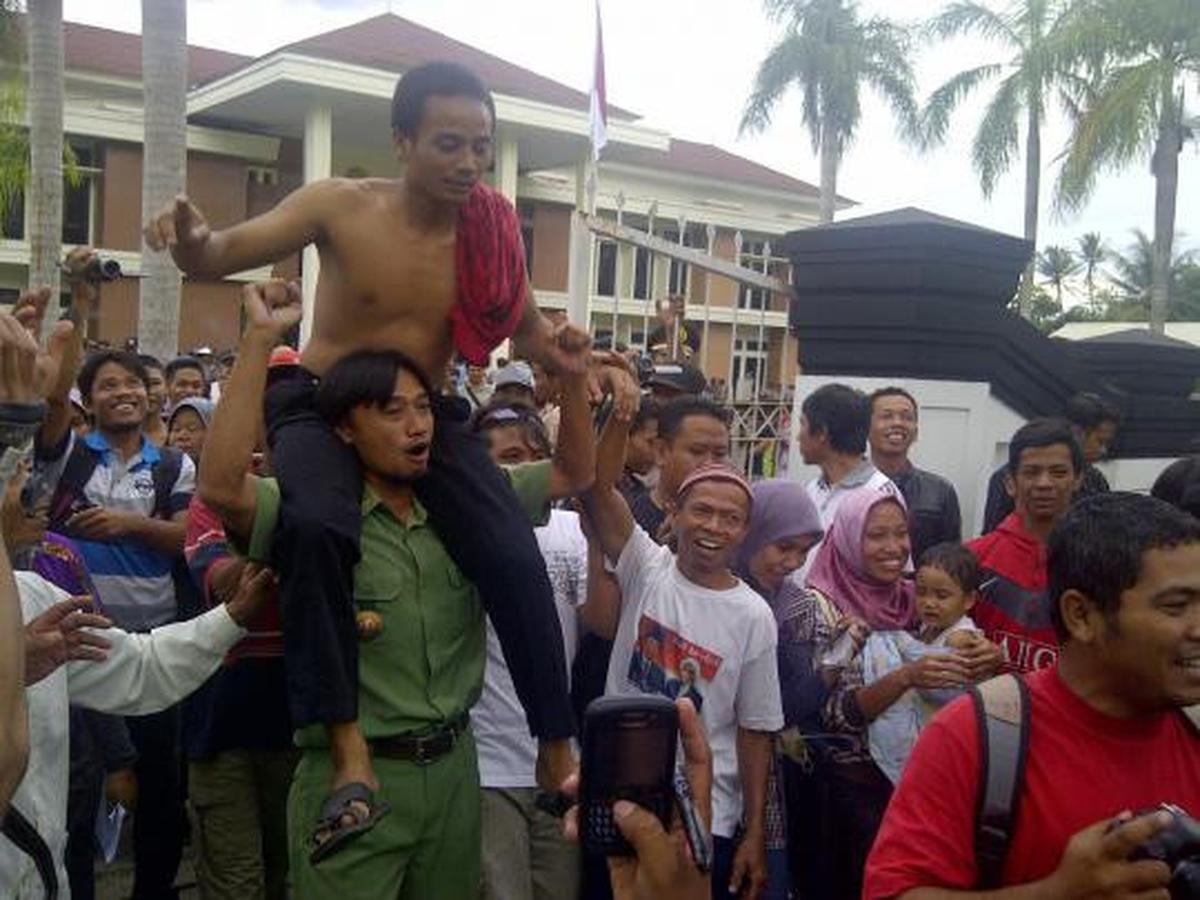 Divonis bebas, 2 terdakwa kasus bambu diarak ratusan warga