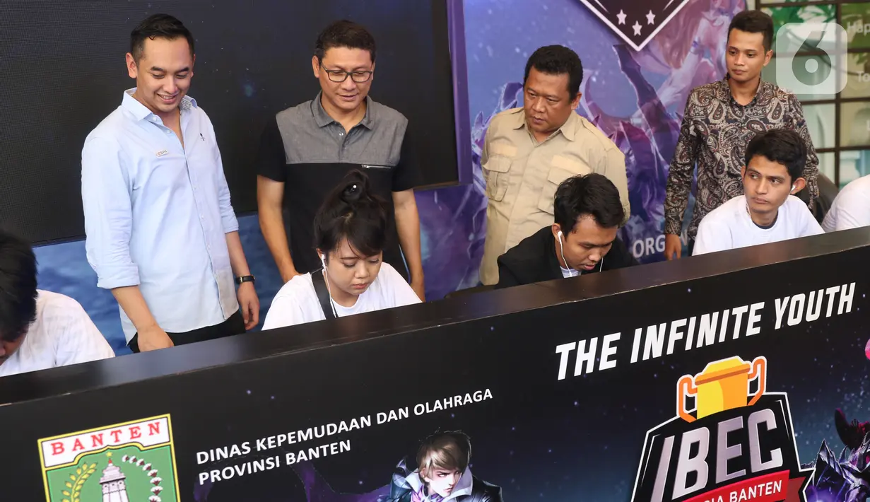 Kadispora Banten Deden Apriandhi Hartawan (kedua kiri) didampingi Waketum IESPA Ibnu Riza Pradipto (kiri) meninjau para peserta eSports game Mobile Legends dalam Indonesia Banten Esport Competition  (IBEC) 2019di BSD, Tangerang Selatan, Sabtu (2/11/2019). (Liputan6.com/Angga Yuniar)