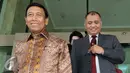 Menko Polhukam Wiranto (kiri) usai menyambangi Gedung KPK, Jakarta, Jumat (7/10). Kedatangannya secara khusus utuk menyetorkan Laporan Harta Kekayaan Pejabat Negara (LHKPN). (Liputan6.com/Helmi Afandi)