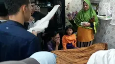 Suasana rumah duka korban dalam kecelakaan maut Karawaci antara truk pengangkut tanah dengan mobil penumpang di kawasan Cibodas Sari, Kota Tangerang, Kamis (1/8/2019). Seperti diketahui, akibat dudga sopir mengantuk, truk bermuatan tanah oleng dan menimpa minibus. (Liputan6.com/Pramita Tristiawati)