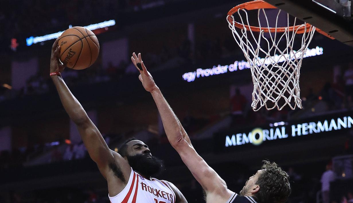 Pebasket Houston Rockets, James Harden, berusaha memasukan bola saat melawan San Antonio Spurs pada laga Gim 3 semifinal Wilayah Barat di Toyota Center, Jumat (5/5/2017). San Antonio Spurs menang 103-92. (AFP/Ronald Martinez)