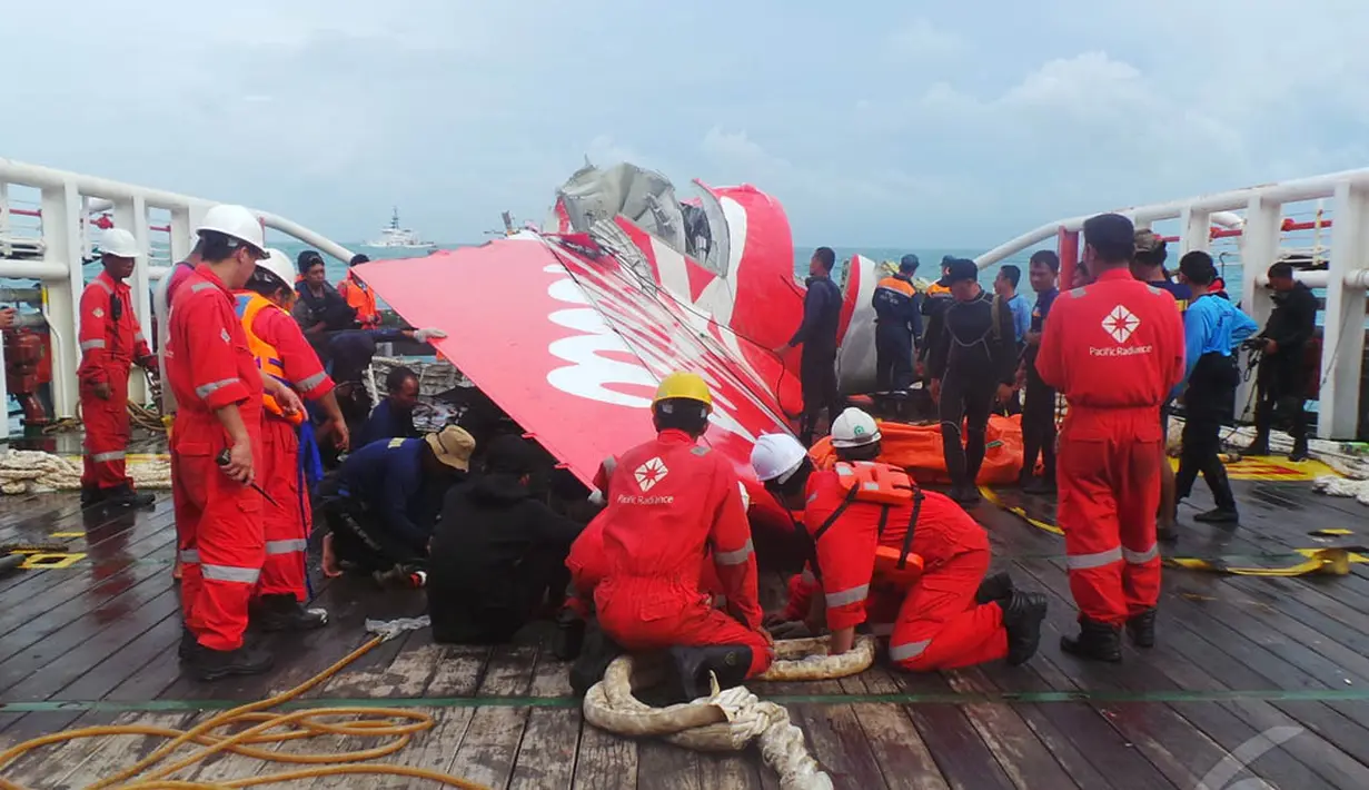 Beberapa tim penyelam tampak melakukan pemeriksaan terhadap potongan pesawat AirAsia di atas kapal Crest Onyx,  Kalteng, Sabtu (10/1/2015). (Liputan6.com/Rochmanuddin)