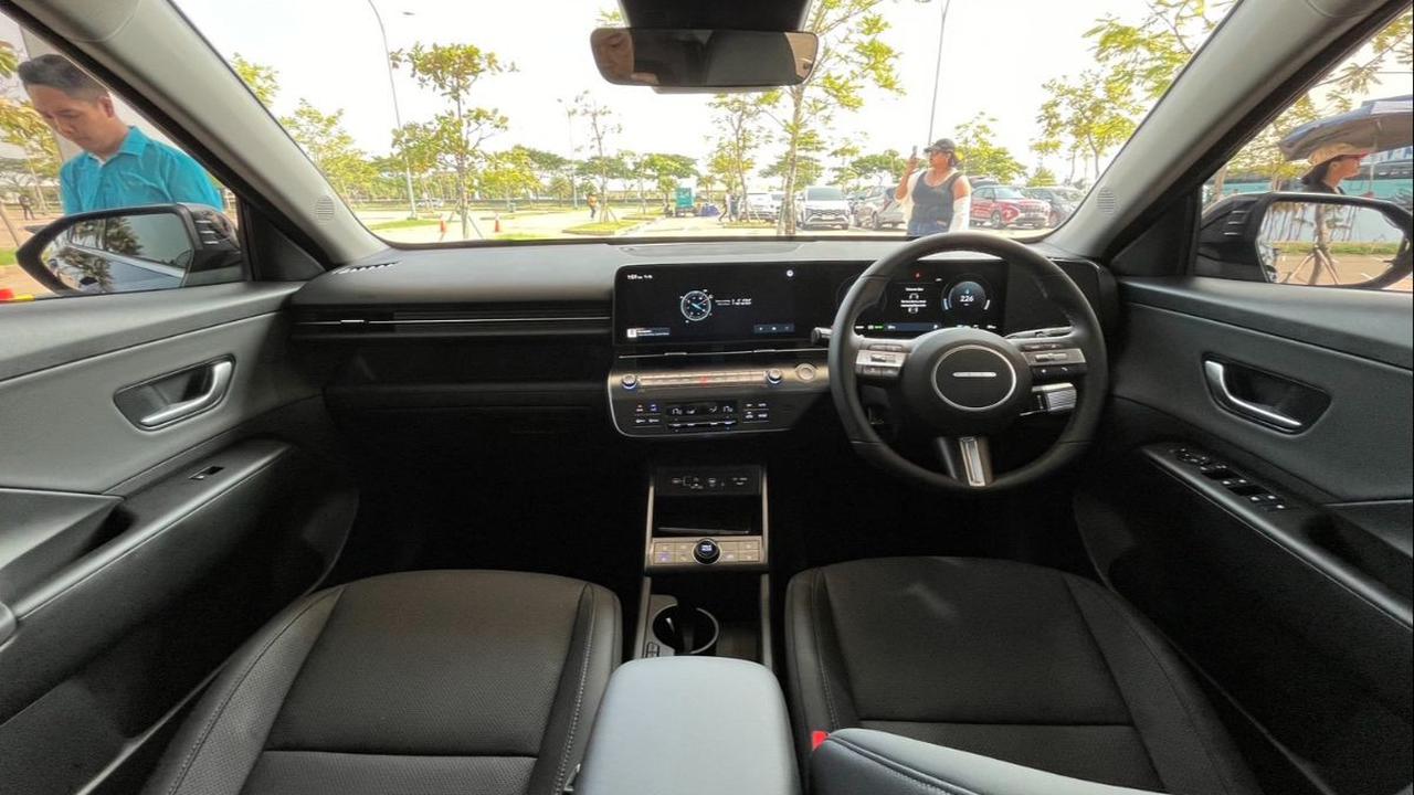Hyundai Kona Electric terbaru memiliki pengaturan jok secara elektris, serta setir yang dapat diatur maju/mundur dan naik/turun, yang semuanya dimulai dengan posisi duduk