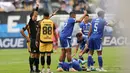 Wasit Ko Hyung-jin memberikan kartu merah kepada pemain Persija Jakarta, Bruno Tubarao setelah melanggar pemain Persib Bandung dalam laga lanjutan BRI Super League 2025/2026 di Stadion Gelora Bandung Lautan Api, Bandung, Minggu (11/01/2026). (Bola.com/Abdul Aziz)