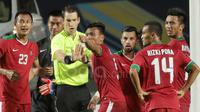 Pemain Indonesia melakukan protes kepada Wasit Gillet Jarred. (Bola.com/Nicklas Hanoatubun)