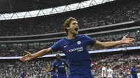 Gaya pemain Chelsea, Marcos Alonso saat mencetak gol ke gawang Tottenham pada lanjutan Premier League di  Wembley stadium, London, (20/8/2017). Chelsea menang 2-1. (AFP/Ben Stansall)