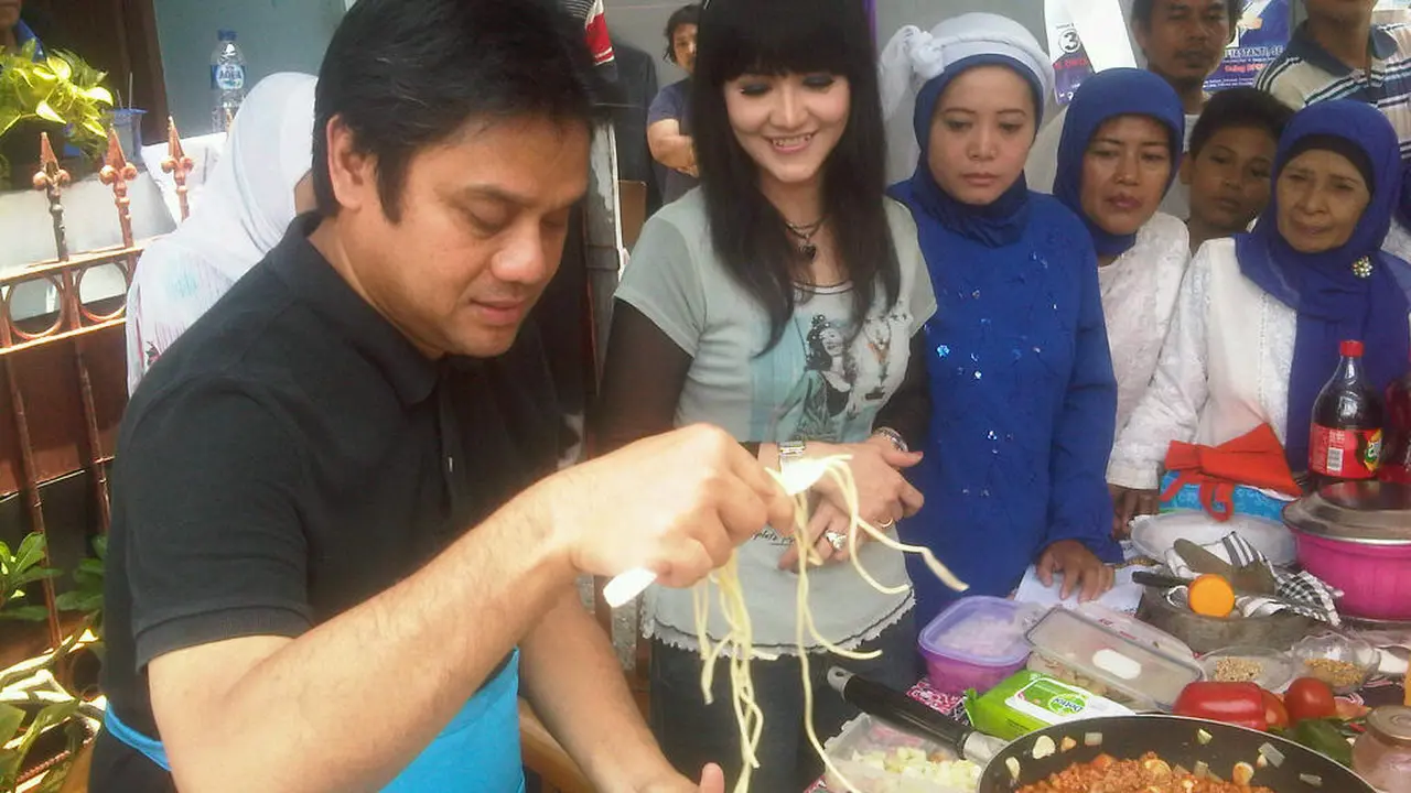 Dwiki Dharmawan Jadi Chef Dadakan
