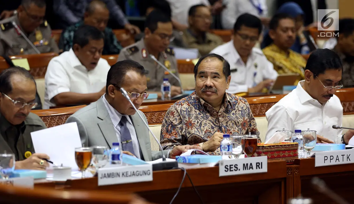 Kepala PPATK Kiagus Ahmad Badaruddin (kiri) bersiap mengikuti rapat dengan Komisi III DPR di Kompleks Parlemen, Senayan, Jakarta, Selasa (19/9). (Liputan6.com/JohanTallo)