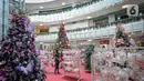 Pekerja berjaga di dekat pernak-pernik Natal di Mal Artha Graha, Jakarta, Sabtu (4/12/2021). Jelang perayaan Natal 25 Desember mal di ibukota mulai menjual berbagai kebutuhan Natal mulai dari pernak-pernik hingga pohon Natal dengan kisaran harga Rp10.000-Rp5 juta. (Liputan6.com/Faizal Fanani)