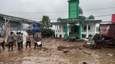 Update Banjir Bandang Solok: 4 Luka, Puluhan Warga Mengungsi