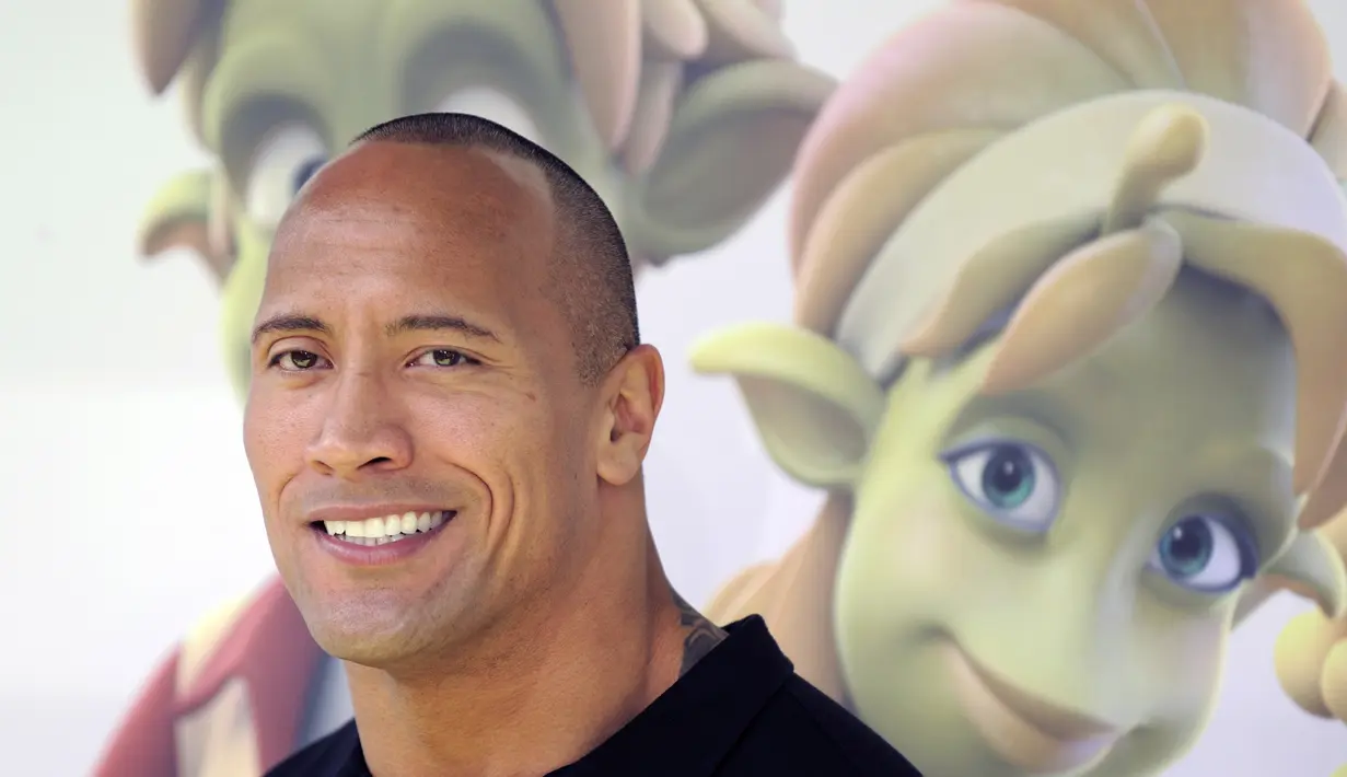 Pemeran film ‘The Game Plan’ ini membawa anak anjingnya keluar sehingga mereka bisa buang air seperti orang dewasa, namun kedua hewan sahabat manusia itu hilang kendali dan terjatuh ke kolam. (Bintang/EPA)