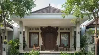 Teras Depan Rumah Tropis Klasik Tanpa Pagar (Image by Gemini)