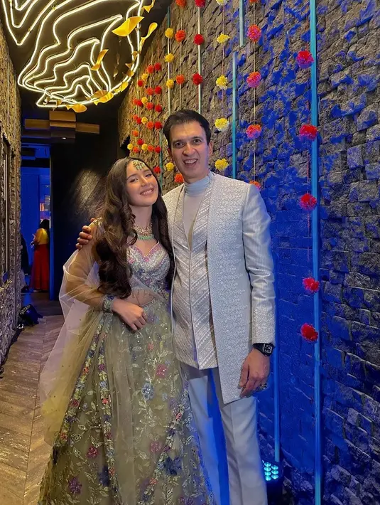 Di momen tersebut, Beby Tsabina sempat berfoto dengan pemilik MD sekaligus produser film, Manoj Punjabi.