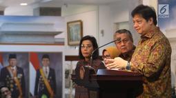 Menteri Perindustrian Airlangga Hartarto saat meluncurkan Paket Kebijakan Ekomomi XVI di Kantor Presiden, Jakarta, Jumat (16/11). Peluncuran ini juga dihadiri Menko Perekonomian Darmin Nasution dan Menkeu Sri Mulyani. (Liputan6.com/AnggaYuniar)