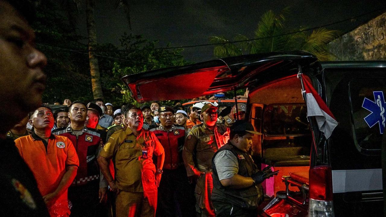FOTO: Evakuasi Korban Runtuh Musala Pesantren di Sidoarjo, Satu Santri Tewas dan Puluhan Terluka