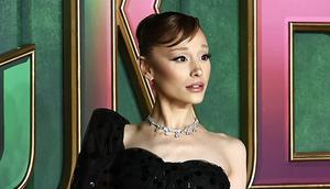 Ariana Grande dengan balutan gaun artefak berusia 73 tahun yang membawa begitu banyak makna hingga membuat sang aktris dan penata gayanya tak kuasa menahan air mata. (dok. HENRY NICHOLLS / AFP)