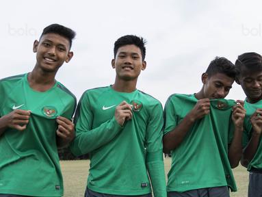 Para pemain Timnas Indonesia U-16 mencium lambang garuda usai melawan Kabomania U-17 pada laga uji coba di Stadion Atang Sutresna, Jakarta Timur, Jumat (8/9/2017). Timnas U-16 menang 6-1 atas Kabomania U-17. (Bola.com/Vitalis Yogi Trisna)