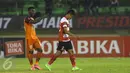 Pemain belakang PBFC, Dirkir Kohn Glay (kiri) menunjuk Fachrudin WA (Madura United) yang akan melakukan tendangan penalti saat laga 8 besar PIala Presiden 2017 di Stadion Manahan Solo, Sabtu (25/2). PBFC unggul 5-4 (0-0). (Liputan6.com/Helmi Fithriansyah)
