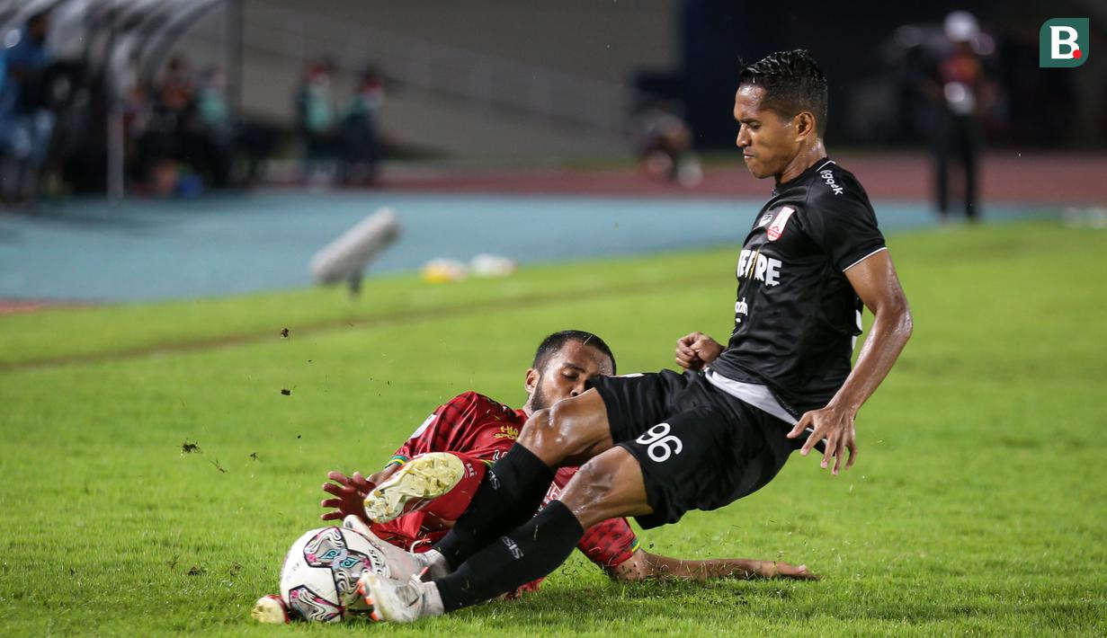 Di babak kedua jual beli serangan terus terjadi. Hizbul Wathan yang tertinggal dua gol tidak mengendorkan permaian mereka dan terus menekan Persis Solo. (Bola.com/Bagaskara Lazuardi)