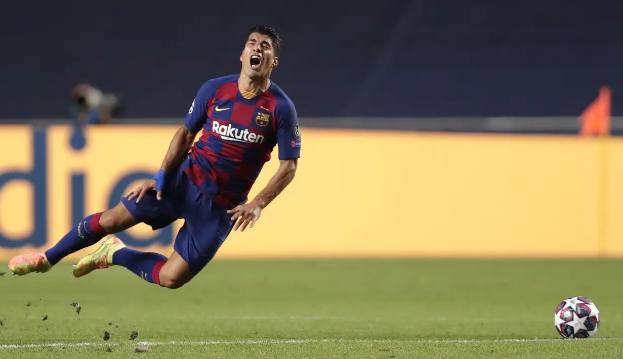 Pemain Barcelona Luis Suarez meringis usai dilanggar pemain Bayern Munchen pada pertandingan perempat final Liga Champions di Stadion Luz, Lisbon, Portugal, Jumat (14/8/2020). Bayern Munchen membantai Barcelona dengan skor 8-2. (AP Photo/Manu Fernandez/Pool)