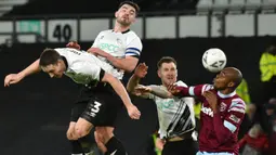 Pemain West Ham United Angelo Ogbonna (kanan) menghalau sundulan pemain Derby County Eiran Cashin pada pertandingan sepak bola putaran keempat Piala FA di Stadion Pride Park, Derby, Inggris, 30 Januari 2023. West Ham United mengalahkan Derby County dengan skor 2-0. (AP Photo/Rui Vieira)