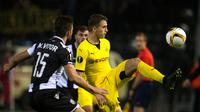 dnan Januzaj (R) in action against Saloniki's Miguel Vitor during the UEFA Europa League group C soccer match between PAOK Saloniki and Borussia Dortmund at Toumba Stadion in Thessaloniki, Greece, 01 October 2015.  EPA/Bernd Thissen