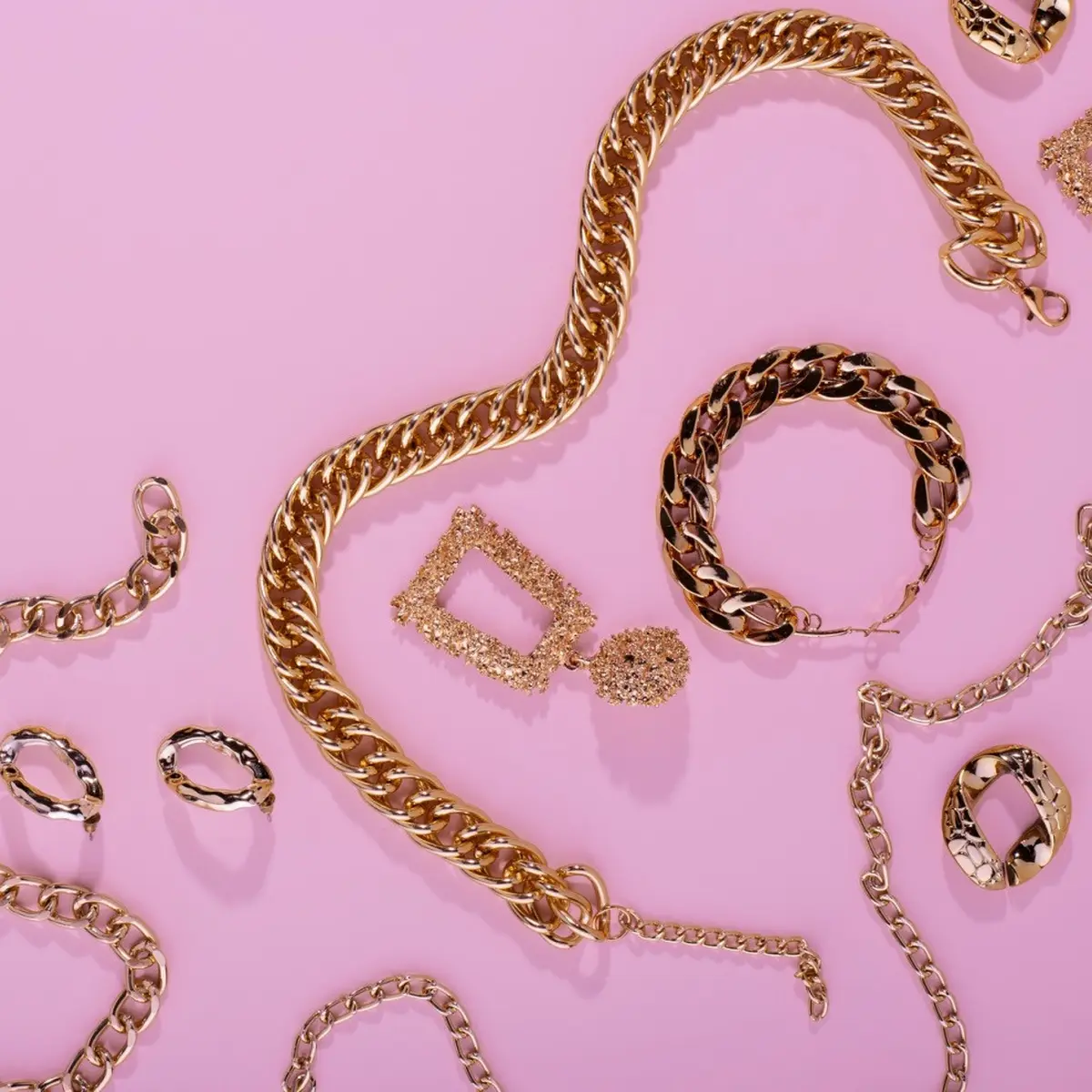 Misteri Arti Mimpi Memakai Perhiasan Antik