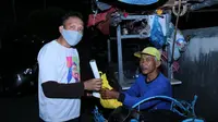 Relawan Cak Machfud membagikan paket sahur untuk warga Surabaya (Istimewa).
