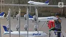 Pekerja menyelesaikan pembuatan miniatur pesawat di workshop Anglo Indonesian Aircraft Models di Cibinong, Kabupaten Bogor, Kamis (15/10/2020). Sebuah miniatur pesawat ini dijual seharga Rp250 ribu hingga Rp 50 juta tergantung skalanya. (Liputan6.com/Herman Zakharia)