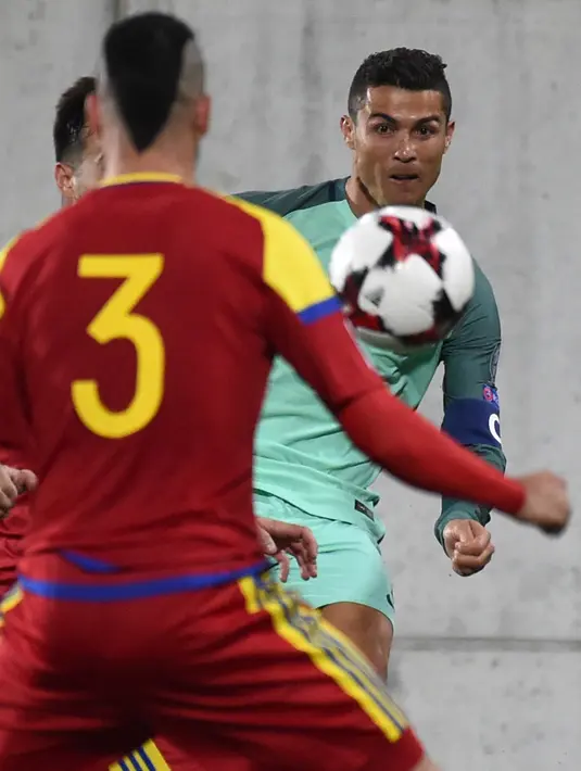 Pemain timnas Portugal, Cristiano Ronaldo berebut bola dengan pemain Andorra,  Marc Vales pada Kualifikasi Piala Dunia 2018 zona Eropa di Stadion Nasional Andorra, Minggu (8/10). Portugal menang 2-0 lewat gol Ronaldo dan Andre Silva. (PASCAL PAVANI/AFP)
