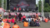Jakmania menggelar puncak peringatan HUT ke-18 di Kemayoran dengan acara konser dan bazaar, Sabtu (26/12/2015). (Bola.com/M. Ridwan)