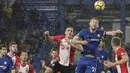 Duel pemain Chelsea, Gary Cahill (tengah) dan pemain Southampton, Oriol Romeu pada laga Premier League di Stamford Bridge, London, (16/12/2017). Chelsea menang 1-0. (AP/Tim Ireland)