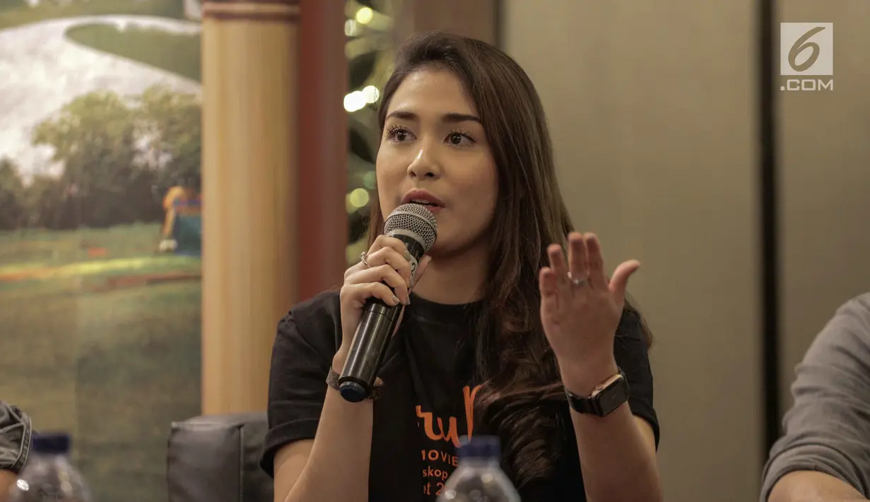 Pemain film Guru Ngaji, Andania Suri memberi keterangan saat jumpa pers di Jakarta, Senin (19/2). Film ini bercerita tentang guru ngaji yang ikhlas mengajar, namun untuk mencukupi kehidupannya dia harus bekerja sebagai badut. (Liputan6.com/Faizal Fanani)