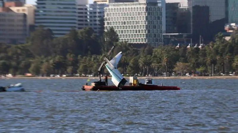 Ekor pesawat Grunman G-73 Mallard -- yang ditumpangi WNI bernama Endah Cakrawati, diangkat dari sungai di Perth. (ABC News/Tom Wildie)