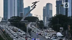 Suasana kemacetan arus kendaraan di Jalan Gatot Subroto, Jakarta, Selasa (9/6/2020). Masa PSBB Transisi yang memperbolehkan karyawan di perkantoran kembali bekerja menyebabkan ruas jalan Ibu Kota kembali macet dan semrawut saat jam pulang kerja. (merdeka.com/Iqbal S Nugroho)