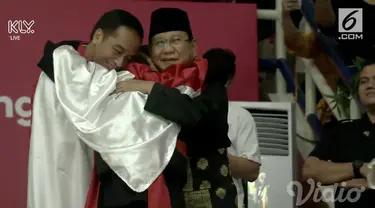 Jokowi dan Prabowo bersatu dalam pelukan atlet Pencak Silat Hanifan Yudani Kusamah saat menyaksikan final pencak silat Asian Games 2018.